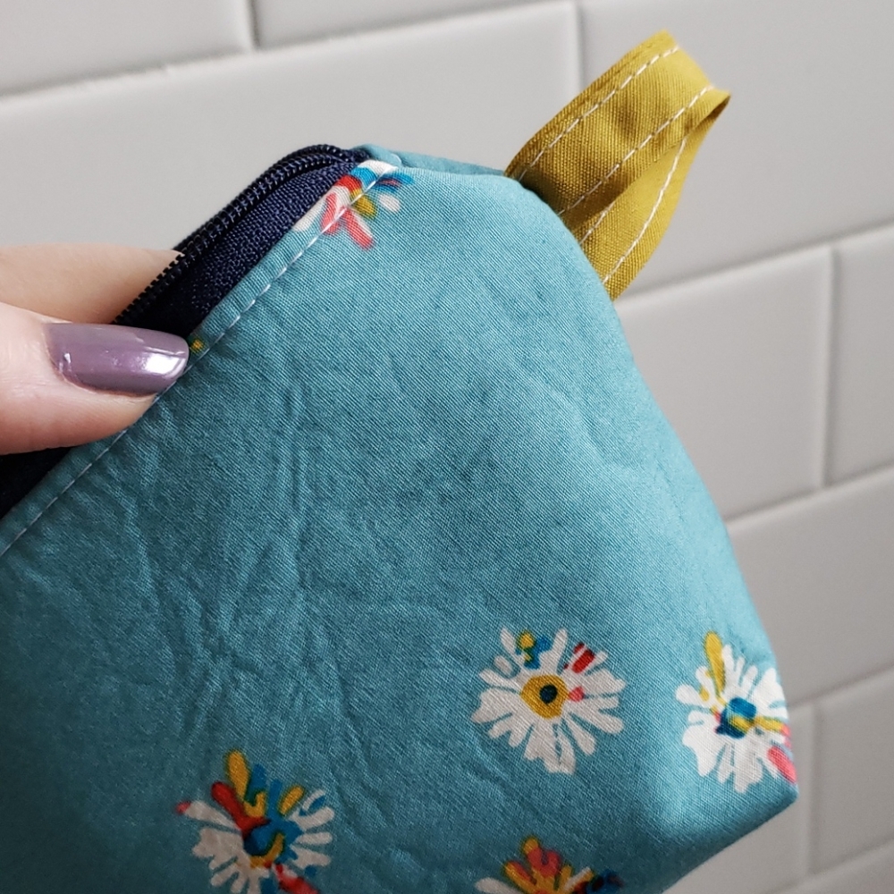 🧵🌼 Handmade Retro Style Floral Pouch - Picture 3 of 8